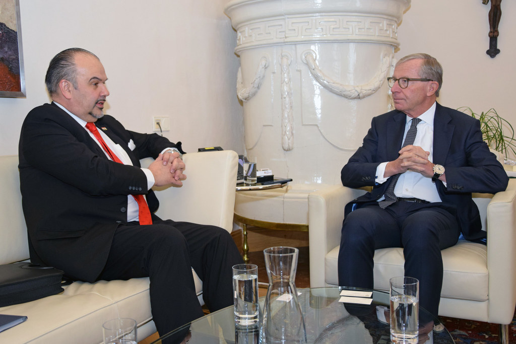 LH Wilfried Haslauer beim Arbeitsgespräch mit Daniel Gluncic. Der Botschafter vertritt rund 7.700 Kroaten im Bundesland Salzburg.